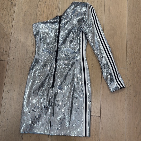 Alice & Olivia Silver One Sleeve Sequin Mini Dress - Picture 5 of 5